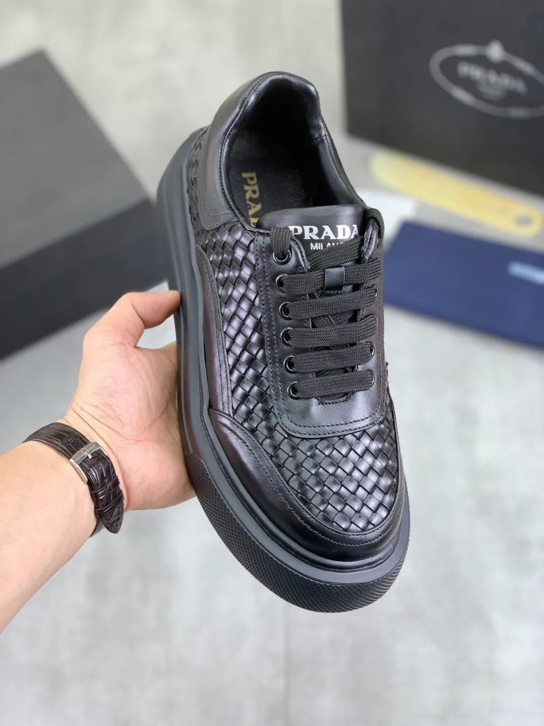 Men's shoes 💰P500 New PRADA Prada's new spring casual sports shoes. Original purchase, development and production. Prada men's classic series. Technical breathable fabrics with cowhide. Casual sports shoes. Casual sports dad shoes combine high-tech breathable materials and cowhide. P's exclusive button decoration on the side. The outsole is full of P italic design and bright colors to show vitality and continue the brand design inspiration. Stroll around the city lightly and feel free and comfortable. Exquisite packaging at the delivery counter 🛍📦 ▪️Fabric: original customized calfskin with breathable material ▪️Inner lining: cowhide lining ➕cowhide feet ▪️Outsole: open-molded TPU foam material ▪️Sole thickness: 3.5CM ▪️Size: Men's 38-44 (45 can be customized) 4️⃣ colors available